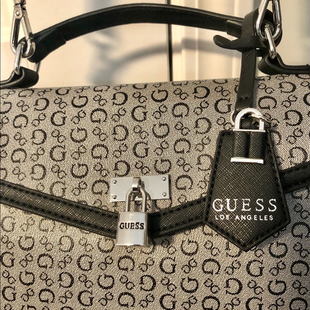 Authentic Guess classy purse!  Grayish background